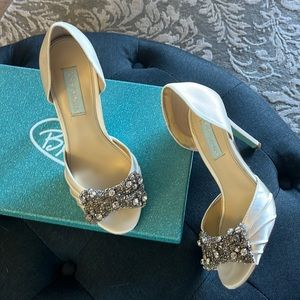 7.5 Betsey Johnson Ivory Satin Rhinestone bow heels